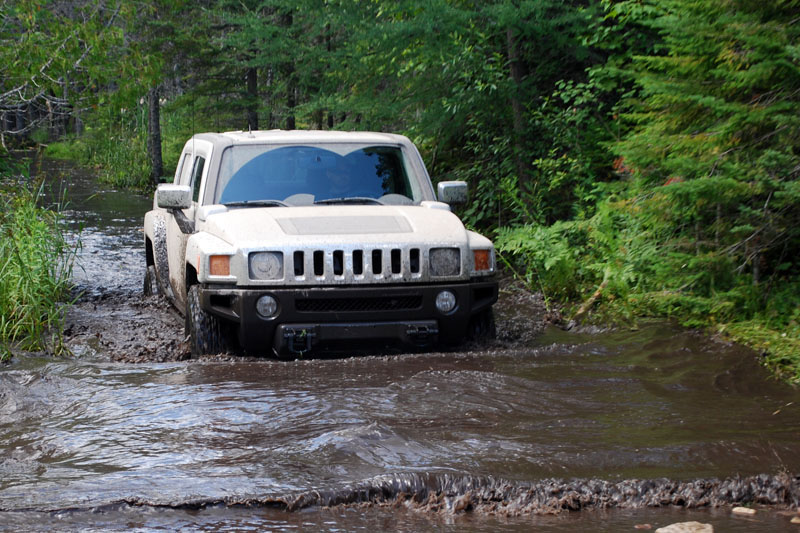 2010-hummer-h3t-water-crossing-800