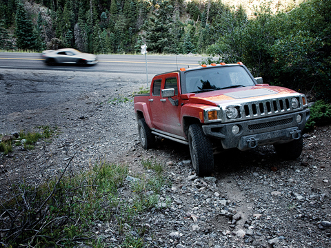 2009 HUMMER H3T vs 2009 Nissan GTR