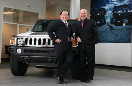 Yang Yi, CEO of Tengzhong and Jim Taylor, CEO of HUMMER in Detroit